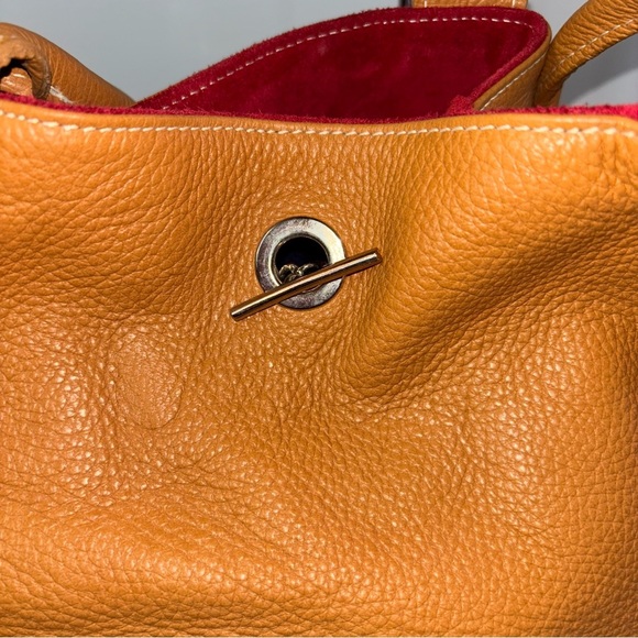 Pebbled Leather Tan Bucket Bag Red Suede Interior w/ attached Suede Cosmetic Bag - Picture 9 of 12